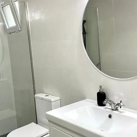 Modern With Parking 2 Min From The Appartamento